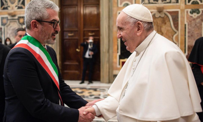 Il sindaco di Mantova Mattia Palazzi ricorda Papa Francesco: “L’ho incontrato più volte, mi mancherà”