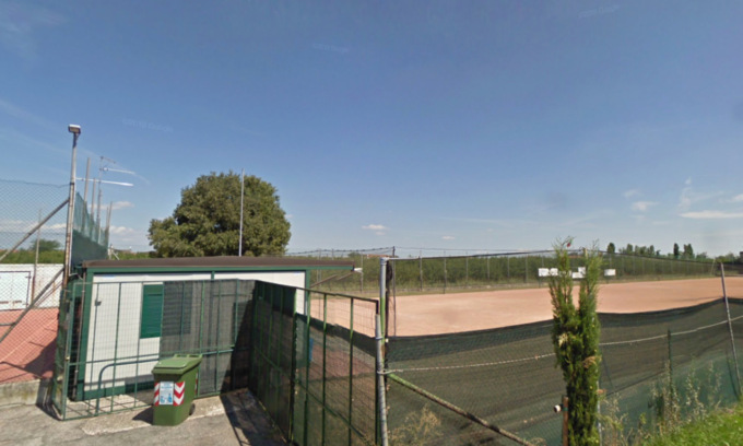 Rubano bottiglie di alcolici al campo da tamburello di Roverbella