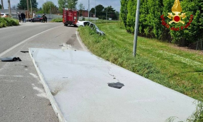 Camion perde lastra di cemento sulla strada, auto la colpisce e finisce fuori strada
