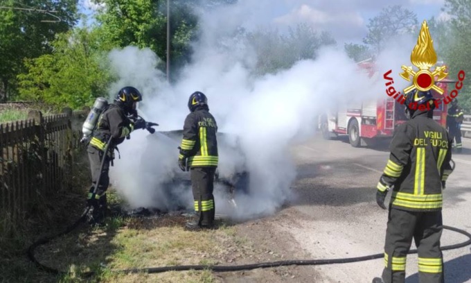 Auto a GPL prende fuoco, intervento dei Vigili del Fuoco sul ponte dei Mulini a Mantova