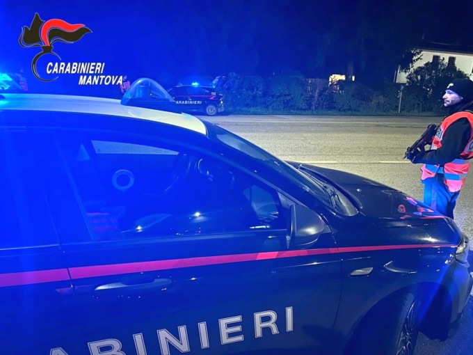 Un controllo notturno dei carabinieri in provincia di Mantova (foto archivio)