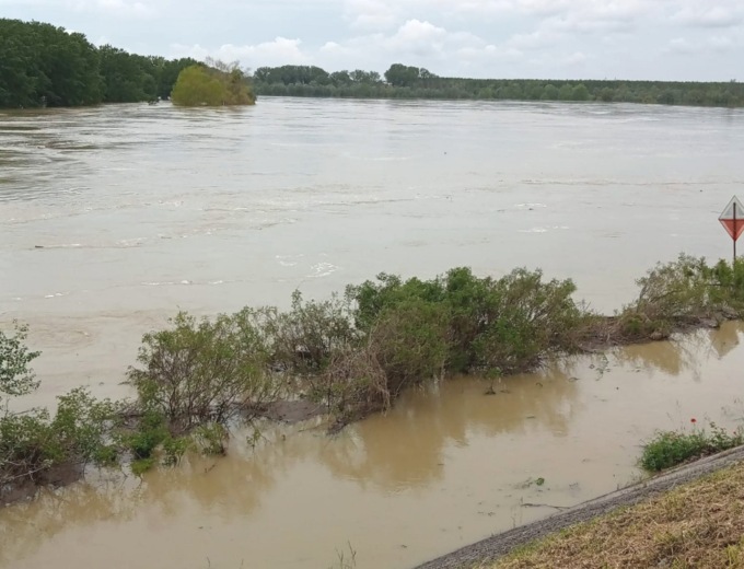 La piena del Po in transito in queste ore nel Mantovano: invase tutte le aree golenali