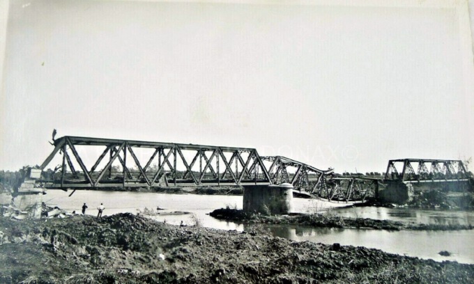 Il ponte provvisorio della seconda guerra mondiale, dove si inabissò la locomotiva