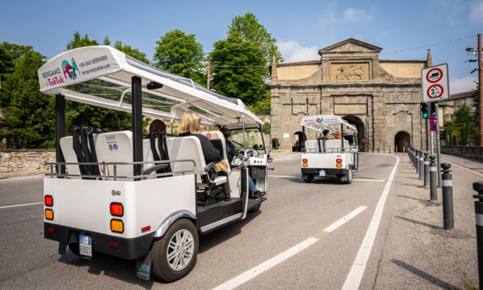 Ami il turismo comodo? Scopri il tuk tuk, campione di efficacia turistica e sostenibilità