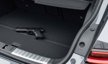 Beccato con una pistola giocattolo senza tappo rosso nel bagagliaio, 20enne denunciato