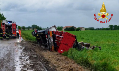 Camion si ribalta sulla Goitese mentre diluvia, illeso il conducente 64enne