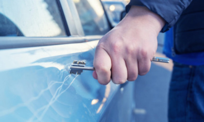 Imbratta l'auto di un politico e incide insulti sul lunotto, 59enne denunciato a Porto Mantovano
