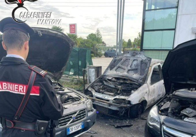 Incendio a Pegognaga, tre auto in fiamme all’officina elettrauto Baraldi