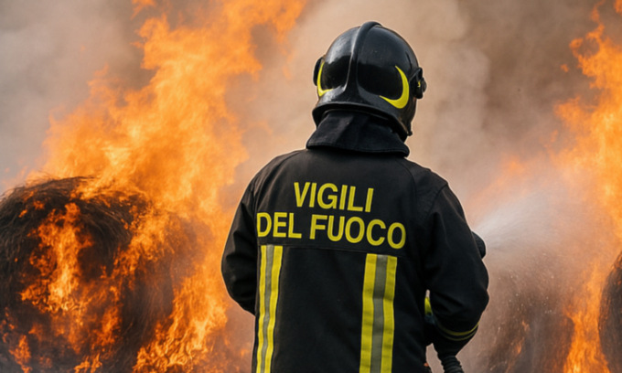 Incendio in un’azienda agricola di San Benedetto Po, rotoballe in fiamme