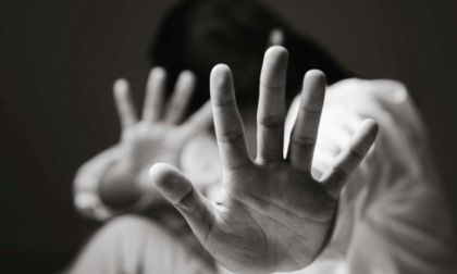 Picchia la moglie dopo una lite in casa, 28enne ubriaco arrestato a Suzzara