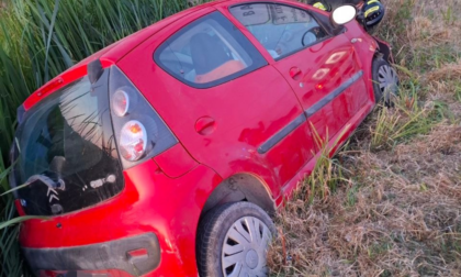 Perde il controllo del veicolo e finisce fuori strada, 33enne trasportata in ospedale