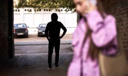 Stalkera la ex e le manda messaggi inquietanti, poi minaccia il nuovo compagno: 50enne arrestato