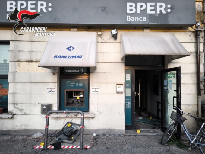 Bancomat della Banca BPER danneggiato, malviventi in fuga dopo l’esplosione