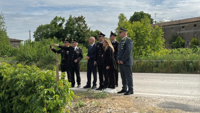 Un sopralluogo di carabinieri, polizia e finanza insieme al prefetto Roberto Bolognesi