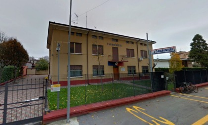 Scaglia una bottiglia in vetro contro la caserma dei Cc: denunciato un 40enne