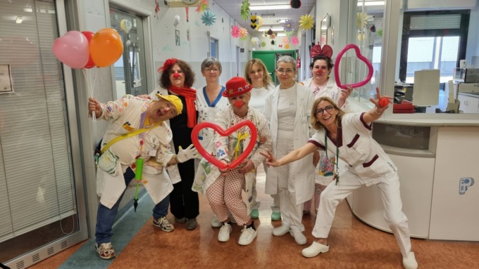 I volontari dell'associazione Avulss nel reparto di Pediatria dell'Oglio Po