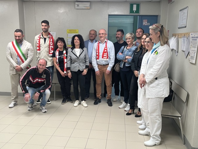 Foto di gruppo in occasione della donazione