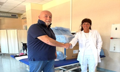 "Grazie per quel che fate": e dona tre schienali ortopedici all'ospedale di comunità