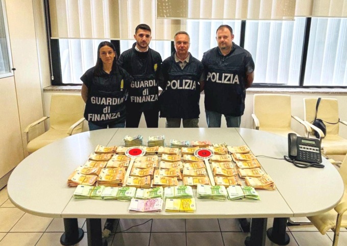 Una parte del denaro sequestrato da finanza e polizia