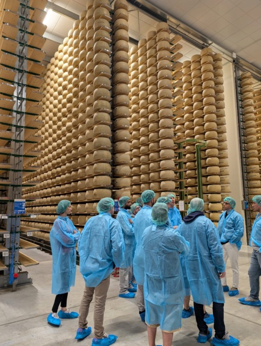Gli studenti del corso IAL tra centinaia di forme collocate sulle apposite scalere