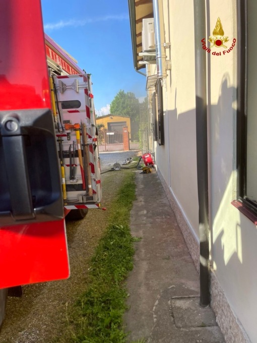 Un momento dell'intervento dei vigili del fuoco a Cadè di Roncoferraro