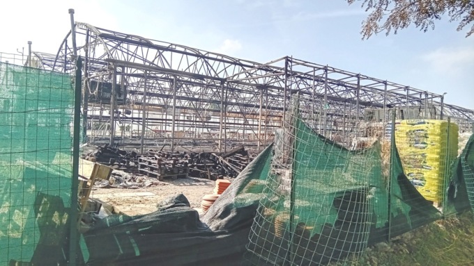Ciò che resta delle serre dell'azienda Bluflora dopo il rogo (foto da Facebook)