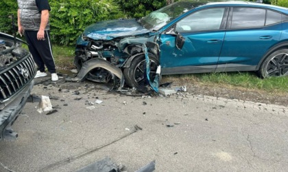 Perde il controllo del mezzo e si scontra frontalmente con un'altra auto: 92enne in ospedale
