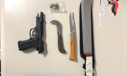 In auto con un machete di mezzo metro, due coltelli, una scacciacani e della cannabis
