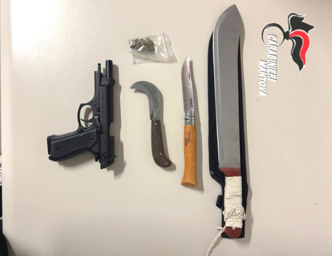 In auto con un machete di mezzo metro, due coltelli, una scacciacani e della cannabis