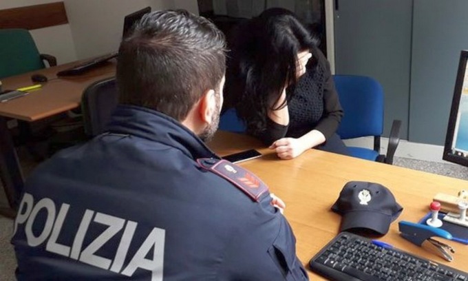 Presa a schiaffi da suo marito 73enne, lei si rifugia in bagno e chiama la polizia