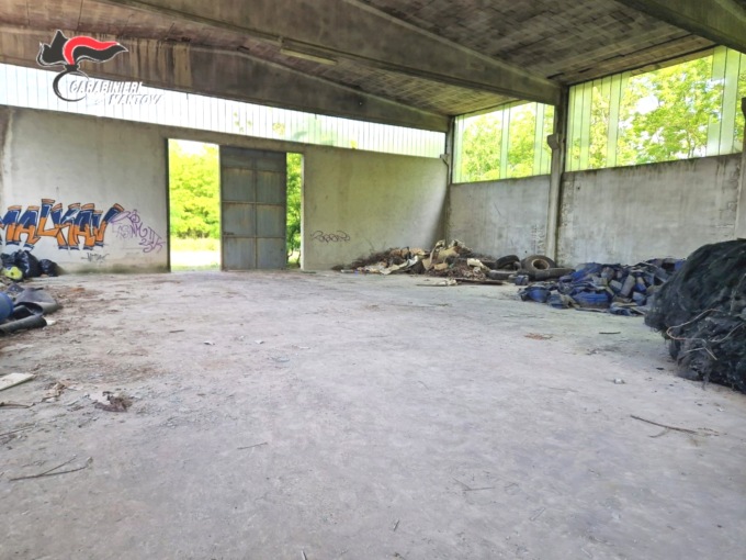 L'interno dello stabile abbandonato