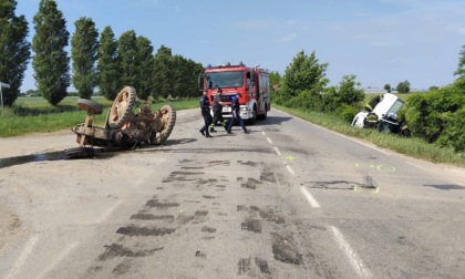 Tremendo impatto sulla provinciale: trattore spezzato a metà dopo lo schianto con l'auto