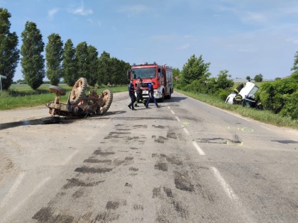 Tremendo impatto sulla provinciale: trattore spezzato a metà dopo lo schianto con l’auto