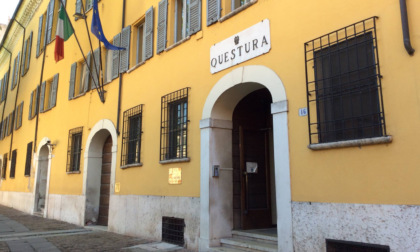 "Spostatevi perché di lì non si passa" e scoppia la violenza: quattro poliziotti picchiati da una famiglia