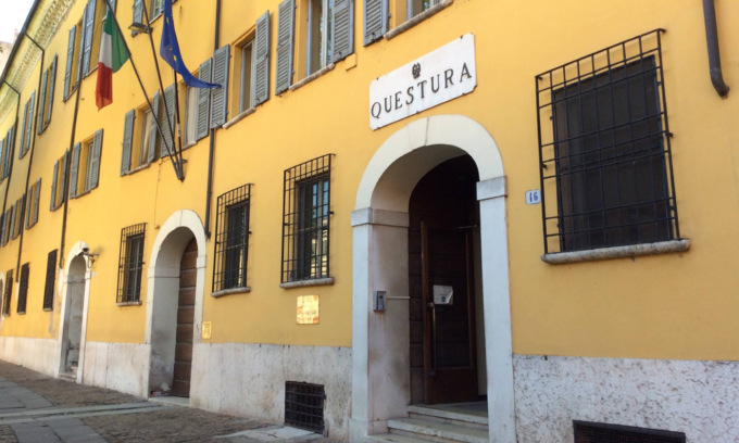 “Spostatevi perché di lì non si passa” e scoppia la violenza: quattro poliziotti picchiati da una famiglia