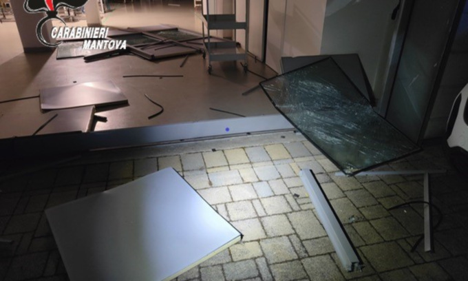 Distruggono l’ingresso della pelletteria e rubano dei capi, ladri in azione a San Giorgio Bigarello