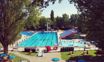 Furti alla piscina Dugoni di Mantova, tra i bagnanti fermato un 16enne armato di coltello