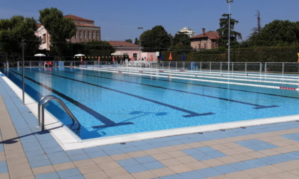 Furto in piscina a Ostiglia, ladro ruba lo zaino a un 15enne mentre fa il bagno