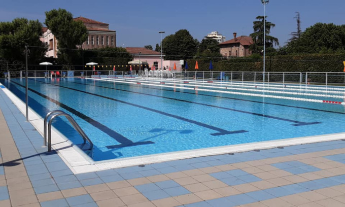 Furto in piscina a Ostiglia, ladro ruba lo zaino a un 15enne mentre fa il bagno