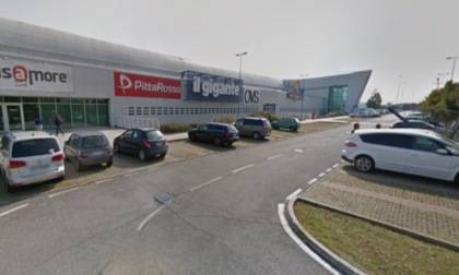 Fermati con merce nascosta al centro commerciale: denunciati due giovani