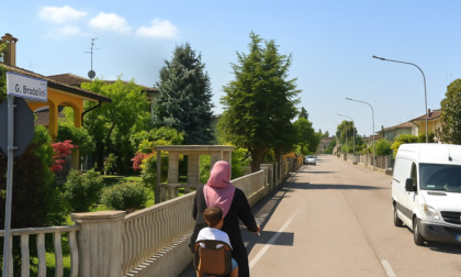 Investe mamma 36enne e figlio di 3 anni e scappa, pirata della strada a Borgo Mantovano