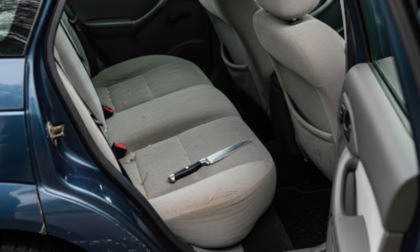 Lo fermano per un controllo e gli trovano un pugnale in auto, 36enne denunciato