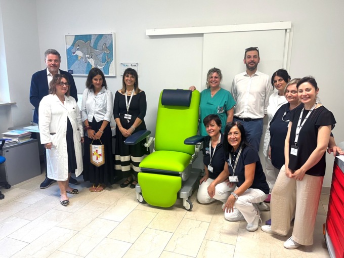 “Più comfort in ospedale per i pazienti con disabilità”: una poltrona reclinabile per il Percorso Delfino
