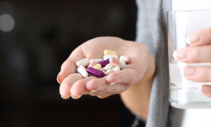 Ragazza di 19 anni tenta di togliersi la vita con un mix di farmaci, paura a Dosolo