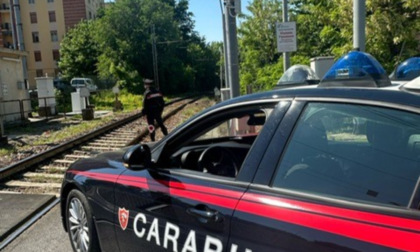 Scatta l'allarme antincendio sul treno merci, convoglio bloccato sui binari a Schivenoglia
