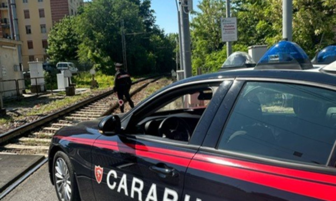 Scatta l’allarme antincendio sul treno merci, convoglio bloccato sui binari a Schivenoglia