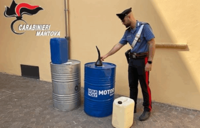Mantova, garage trasformato in deposito clandestino di liquidi infiammabili: 41enne denunciato