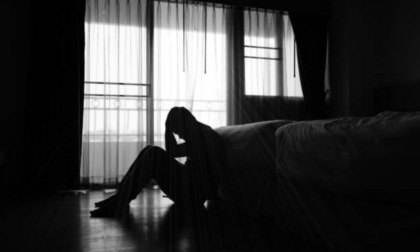 Tentato suicidio a Castiglione: 33enne si butta dalla finestra di camera sua, portato via d'urgenza