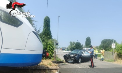Auto bloccata tra le sbarre di un passaggio a livello viene colpita da un treno