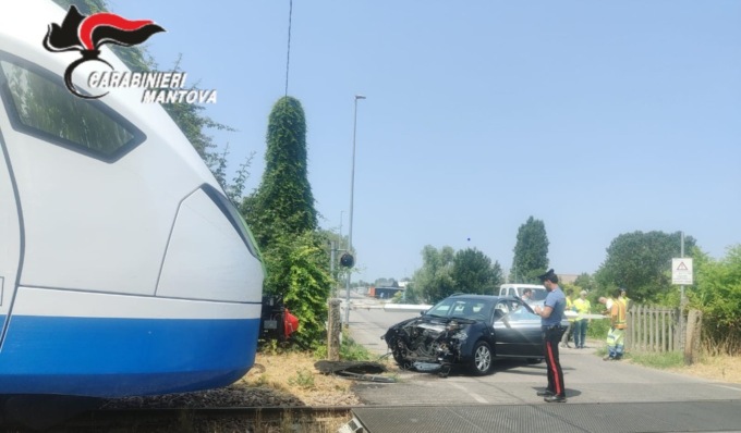 Auto bloccata tra le sbarre di un passaggio a livello viene colpita da un treno
